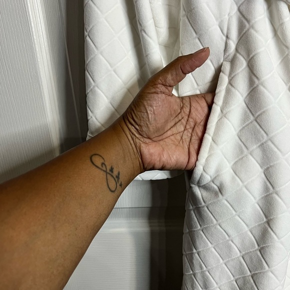 Soft Surroundings Women’s plush white robe - waffle design - Size Large - Picture 3 of 7